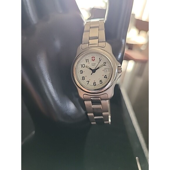 Vtg 2001 Victorinox Swiss Army Ladies Quartz 28mm Officer's Watch - Enamel Dial - Picture 11 of 12